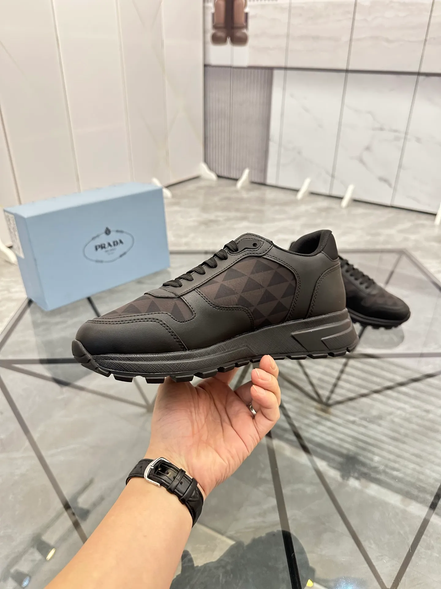 Men's shoes: 💰P440¥ Product trademark: Prada *"Prada*" low-top casual shoes Regular size: 38-44 (can be customized to 45.46) Product materials: imported cowhide upper, sheepskin lining, original outsole. Number: 835